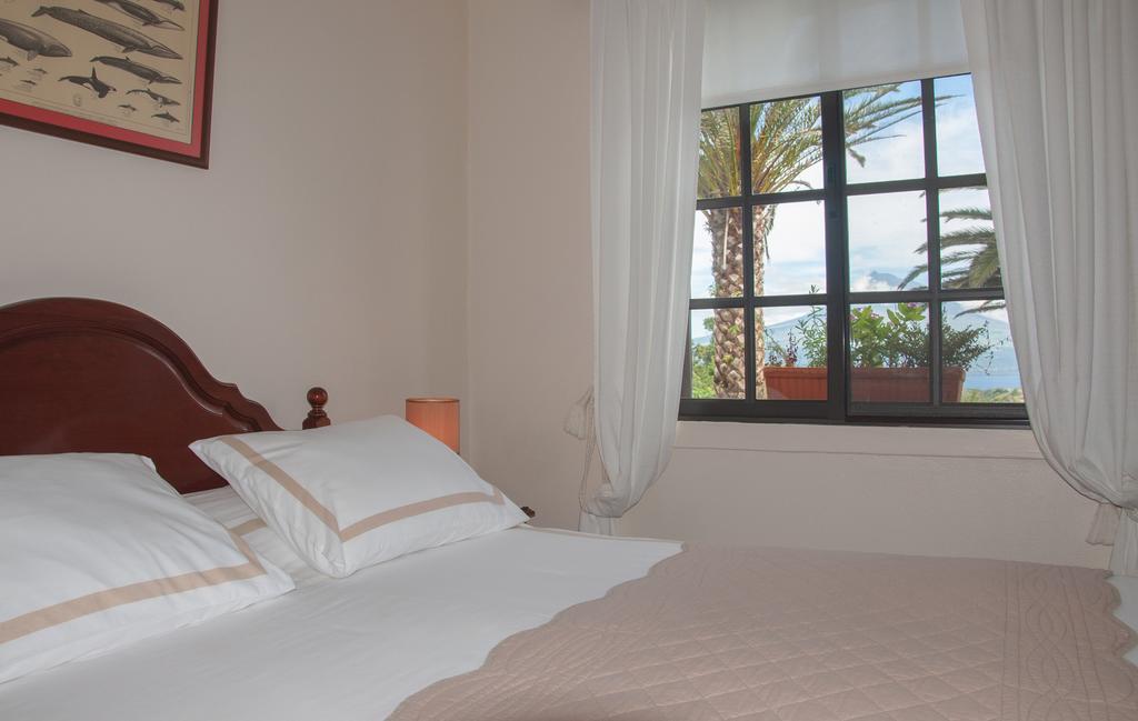 Vila Belgica Bed and Breakfast Horta  Habitación foto
